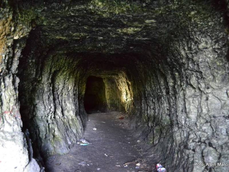 Jaskinia w Piekarach pod Krakowem